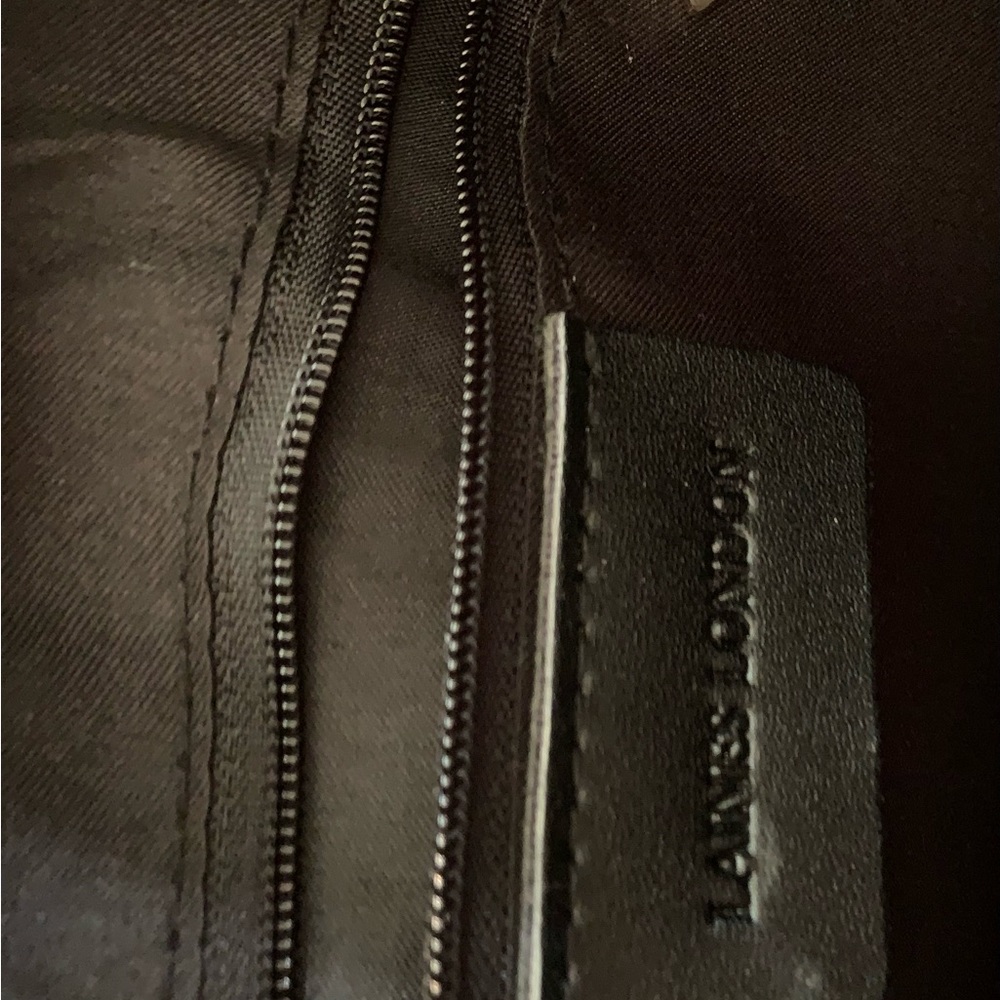 Elegant Black Shoulder Bag with Gold Detailing - Picture 4 of 4
